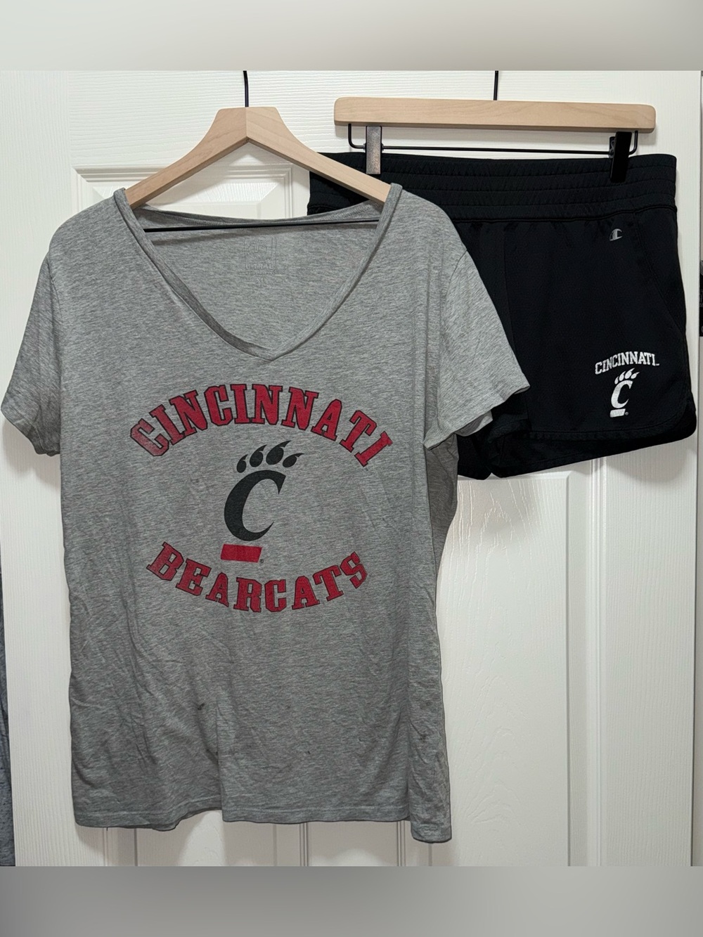 Cincinnati Bearcats T Shirt XL & Champion Shorts L Outfit Bundle Flawed